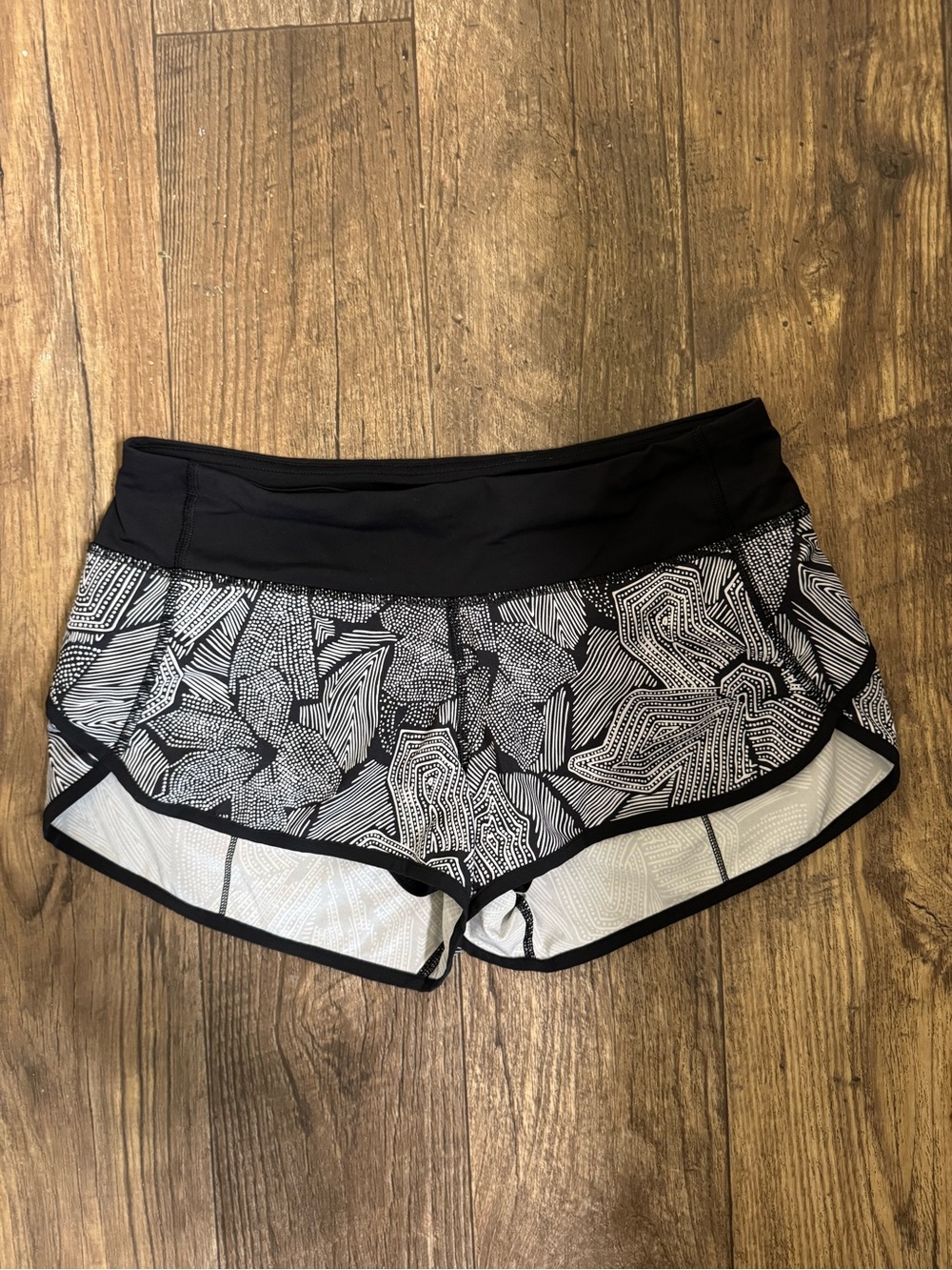 Lululemon Speed Up short. Sz 6. Black and white